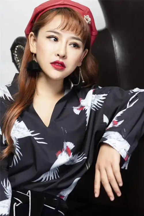 谭艳晒最新时尚写真女版光明爆红抖音