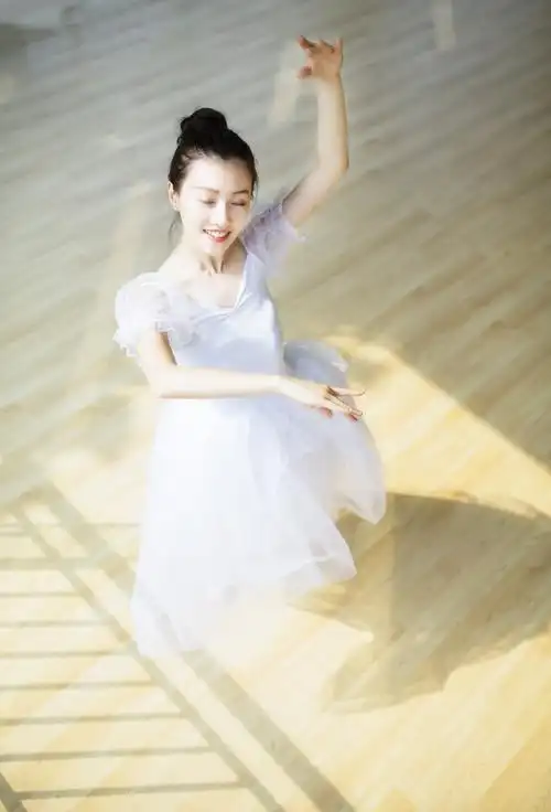 一袭白裙的芭蕾女孩唯美写真芭蕾美女超漂亮的写真图片