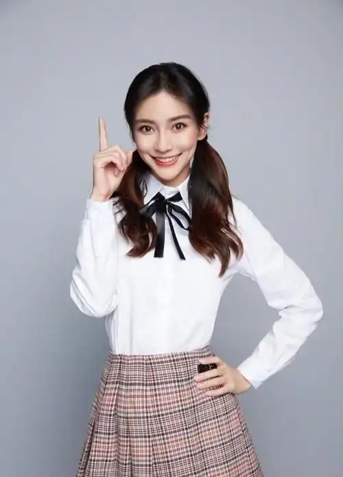 30岁杨颖衬衫 百褶裙扮清纯女学生,配双马尾,嫩得毫无违和感