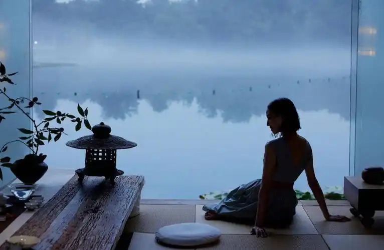 张钧甯拍冷调意境大片 穿淡蓝色连衣裙显优雅气质