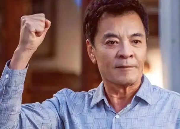 刘威8个月内接连丧亲拍戏摔断6根肋骨为养儿子不敢退休