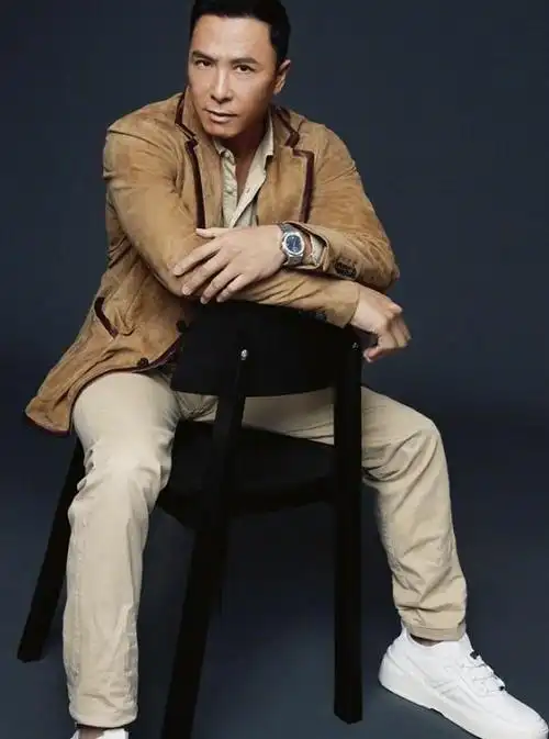 甄子丹白色衬衫时尚大片鉴赏身材与荷尔蒙自然散发型男性魅力