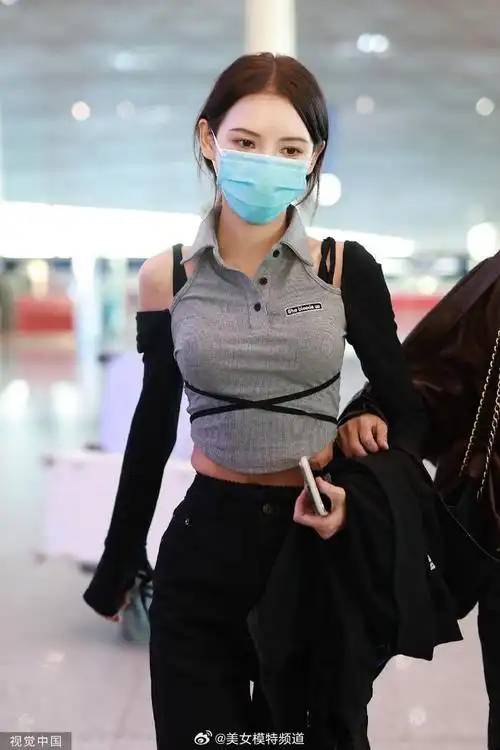 张予曦穿拼色上衣搭配黑色长裤 小露细腰休闲时尚身材好