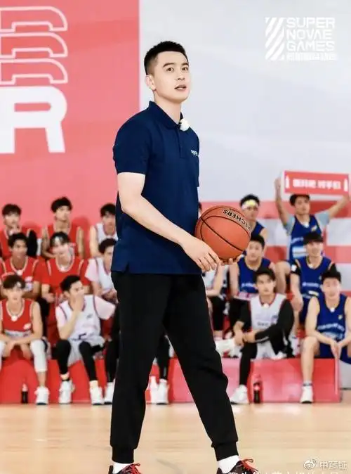 cba颜值巅峰杨鸣被曝出轨两人多个情侣同款深挖杨鸣的情史