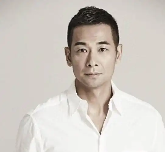 回顾从巅峰到低谷51岁的赵文卓已经走上了另一条道路