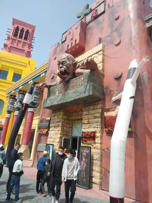 这是童梦城堡里面的鬼屋,人还挺多