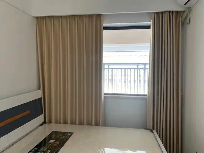 单色米黄色全遮光窗帘安装效果