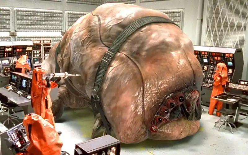 巨型虫王专吃人类大脑,人类损失100万兵力,才将它抓回地球做研究