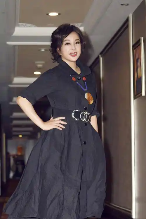 64岁刘晓庆晒近照,佩戴名贵珠宝,贵妇气质十足_留言_话剧_节目