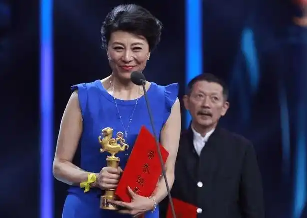 她是张嘉译的前妻, 患病后遭男子分手, 今靠女儿跑龙套养活_岳红_发展