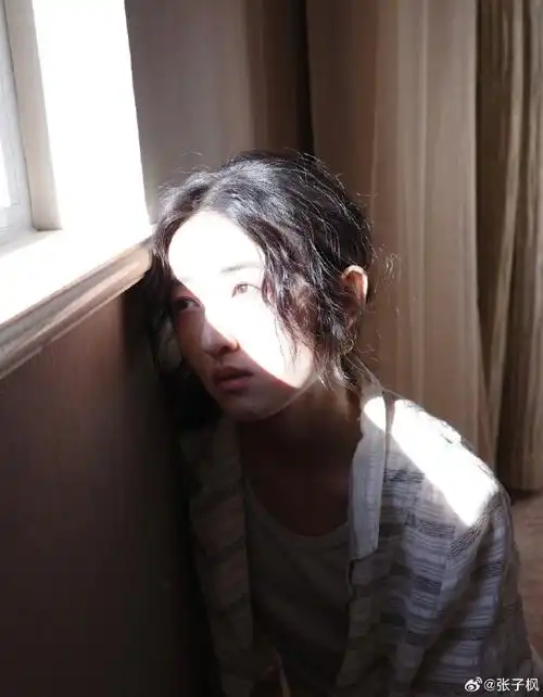 张子枫穿白背心