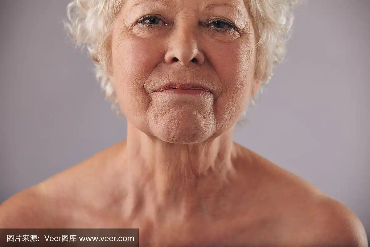 成熟女人脸上有皱纹