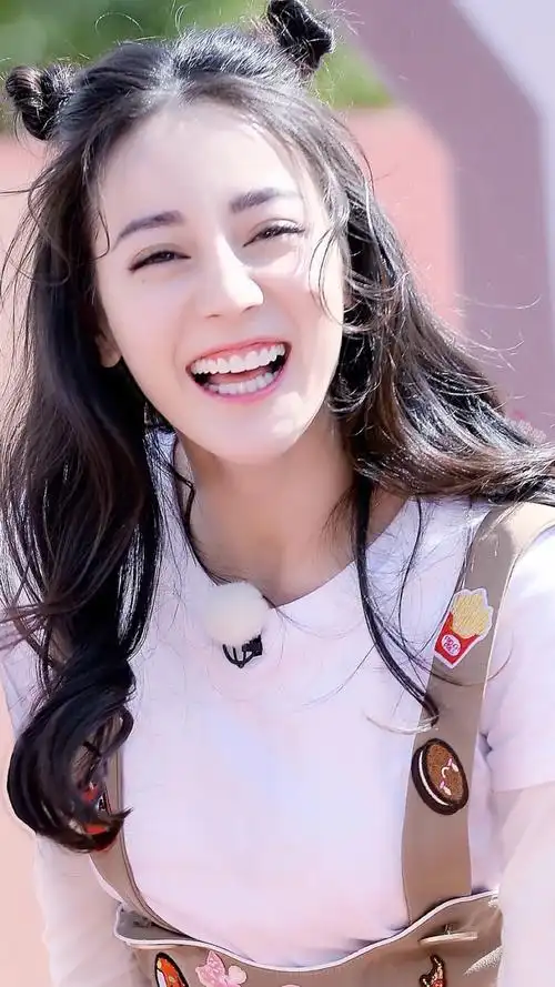 治愈笑系:迪丽热巴,低调的她捐600万给武汉,为她点个赞吧!