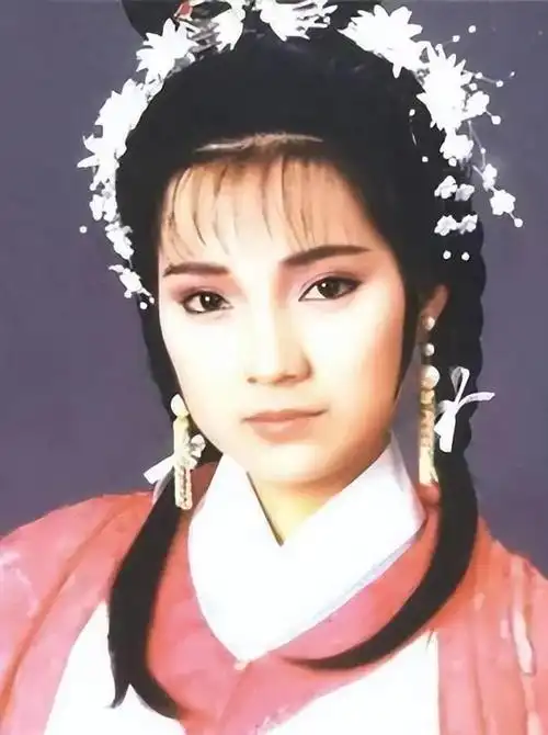 戚美珍古装不输翁美玲穿衣打扮秀雅有气质如今60岁依旧美丽