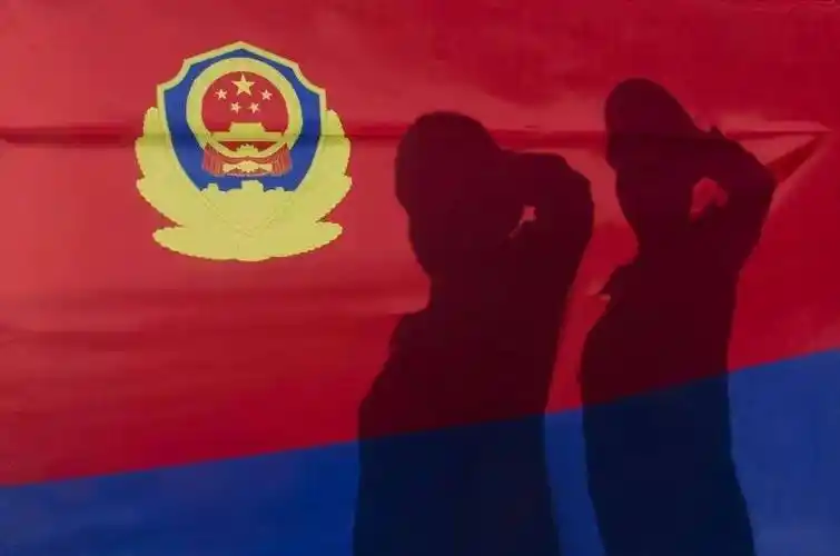 我和警旗合个影热血青春耀警徽警察节专辑