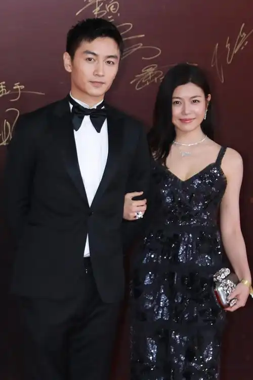 嫁给"爱情"的陈妍希好幸福,与老公陈晓同框,穿无袖裙韵味挺足