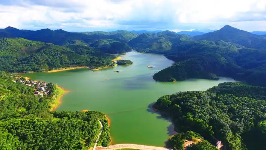 近日,记者在定安中瑞农场合山三队看到,良世水库嵌镶在群山之中,山水