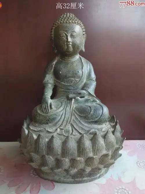 10斤重的莲花座铜佛像