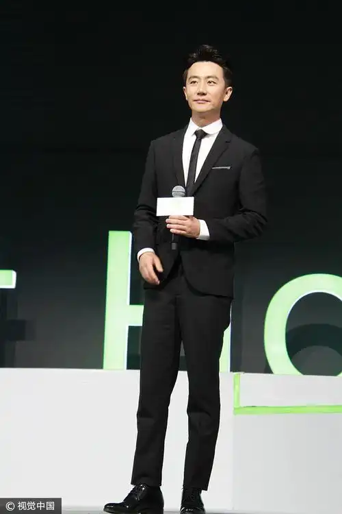 黄轩黑色西装搭白衬衣 系带皮鞋尽显霸道总裁气质