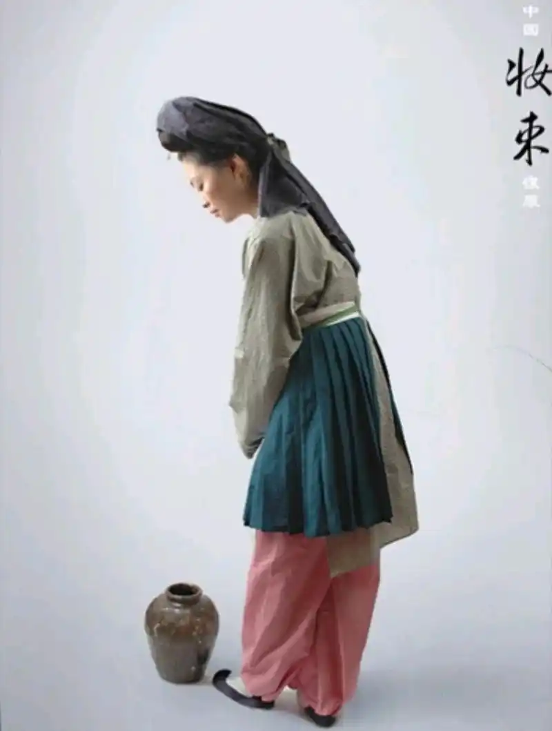 东汉时期女子着直裾袍服,梳高髻,广眉大袖,飘逸灵动.