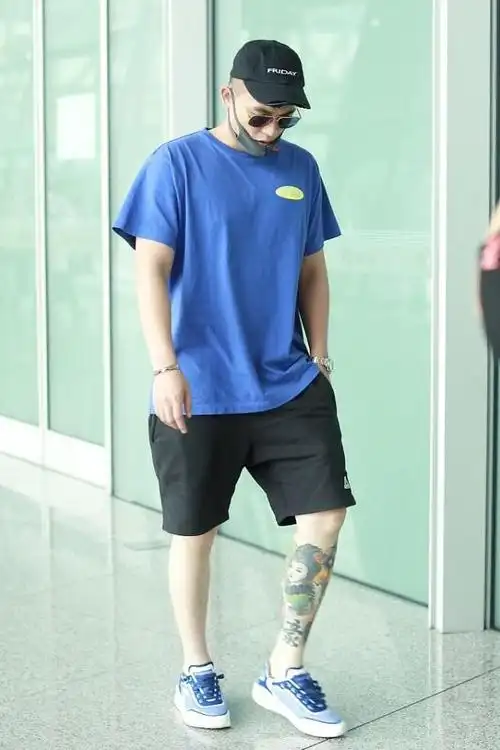 欧豪穿衣太有反差萌一米八大个穿背带裤好有大男孩的感觉