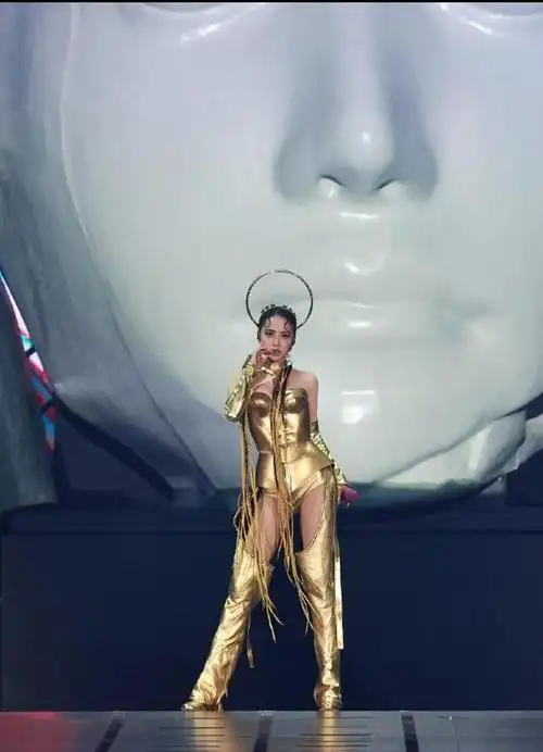 蔡依林演唱会造型惊艳好莱坞工匠打造美队战衣同款设计