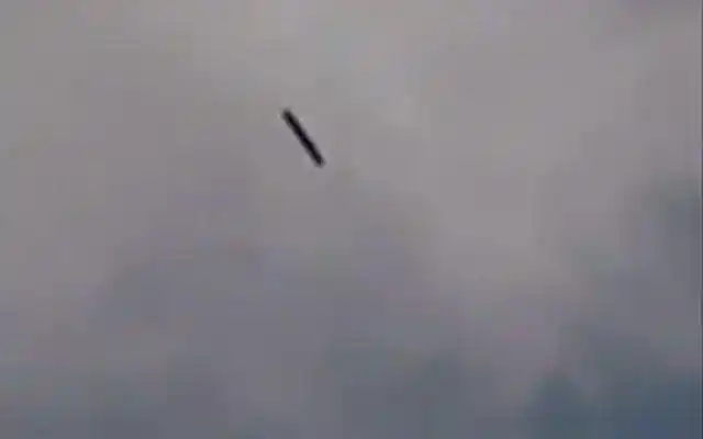 传说中的飞棍实拍悬停在空中的棍状ufo