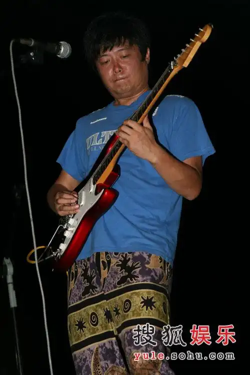 组图:黑豹乐队参加沙滩慈善音乐会演出现场