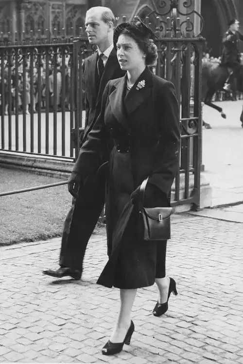 卡米拉代查三主持濯足节又创王室历史得势王后春风满面笑开颜