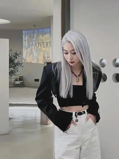 肤色具有冷色特质暖色会有种压抑不协调的感觉,发挥不出高级感头发发