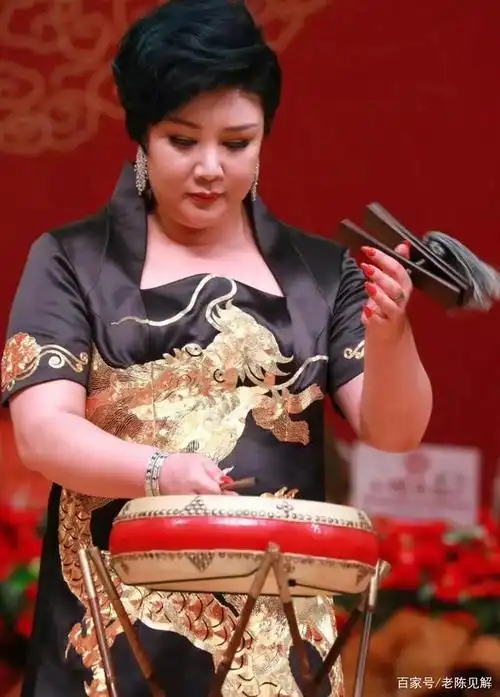 郭德纲老婆王惠一身黑色旗袍上绣金色团龙图案气场霸气十足