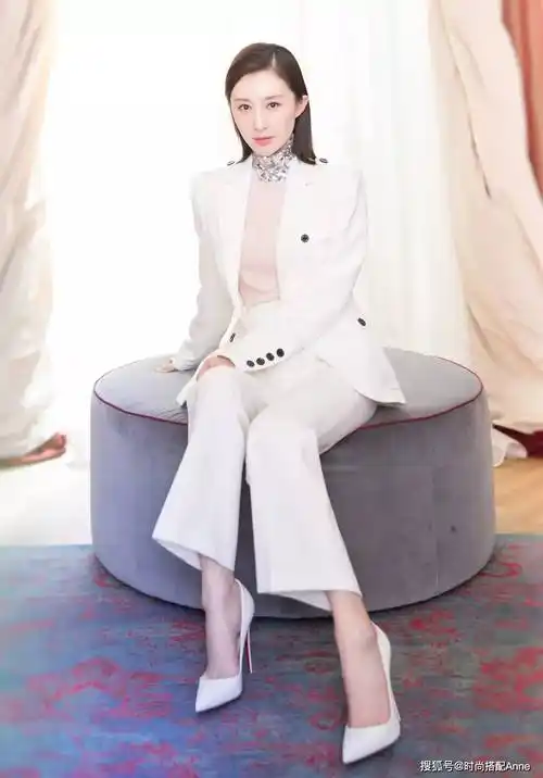 舒畅太有范,白色西装穿出名媛范,颈圈太高级_身材_高跟鞋_女人