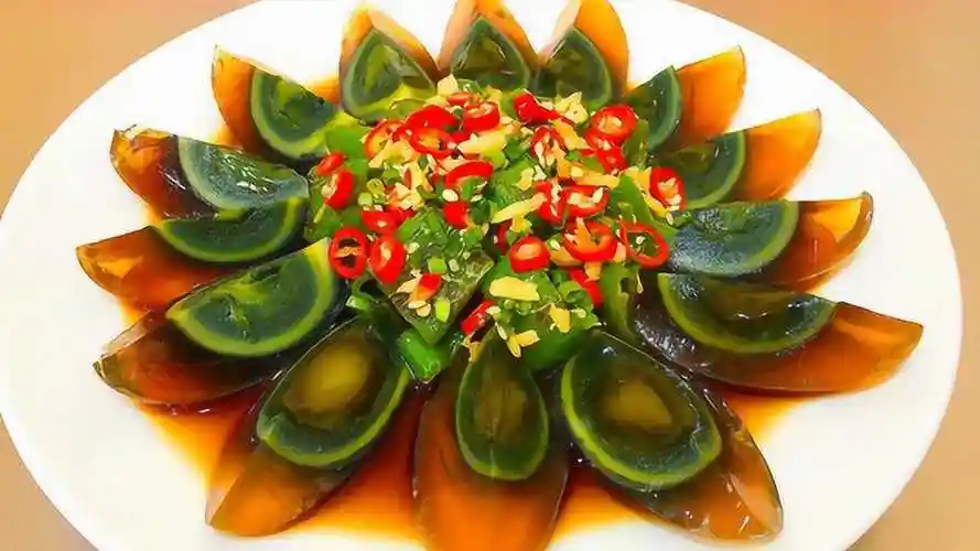 川妹子做了一道凉拌青椒皮蛋,酱汁特别提味儿,跟酒店大厨偷学的!真香!