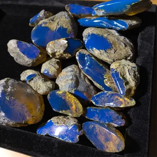 蓝珀是一种白光光源下,在浅色底呈现出黄色,在深色底呈现出蓝珀的琥珀