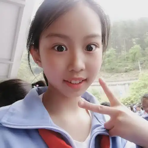 抢我手机自拍,真自恋啊!