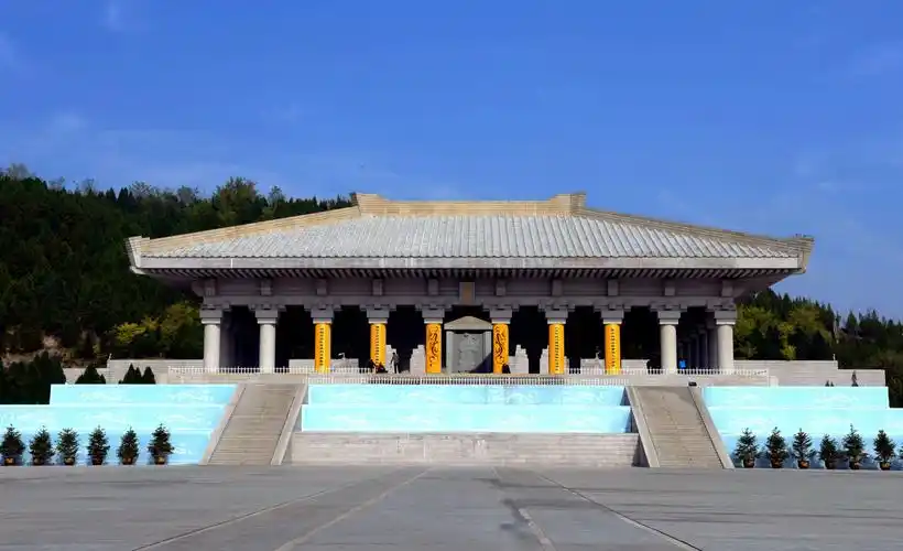 记载的一座黄帝陵,是炎黄子孙寻根祭祖的场合,座落于陕西省延安市黄陵