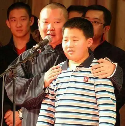 小时候郭麒麟胆子非常小,非常怕黑,不敢一个人睡觉.