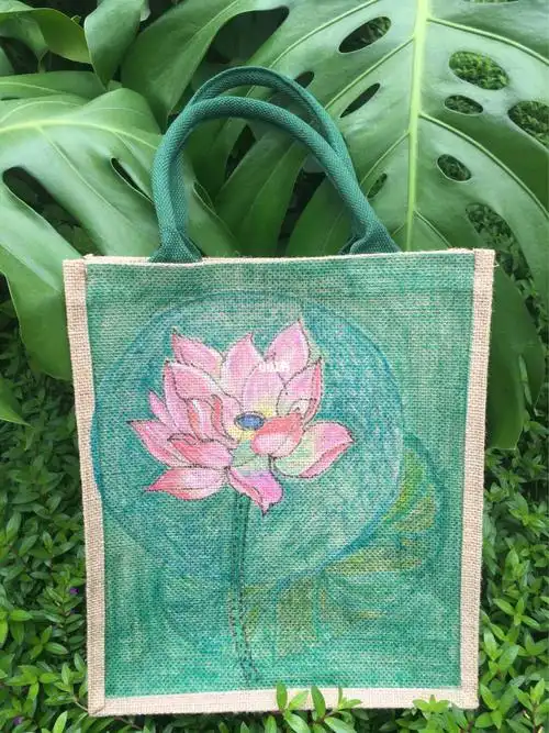 第一次尝试在黄麻袋上画荷花