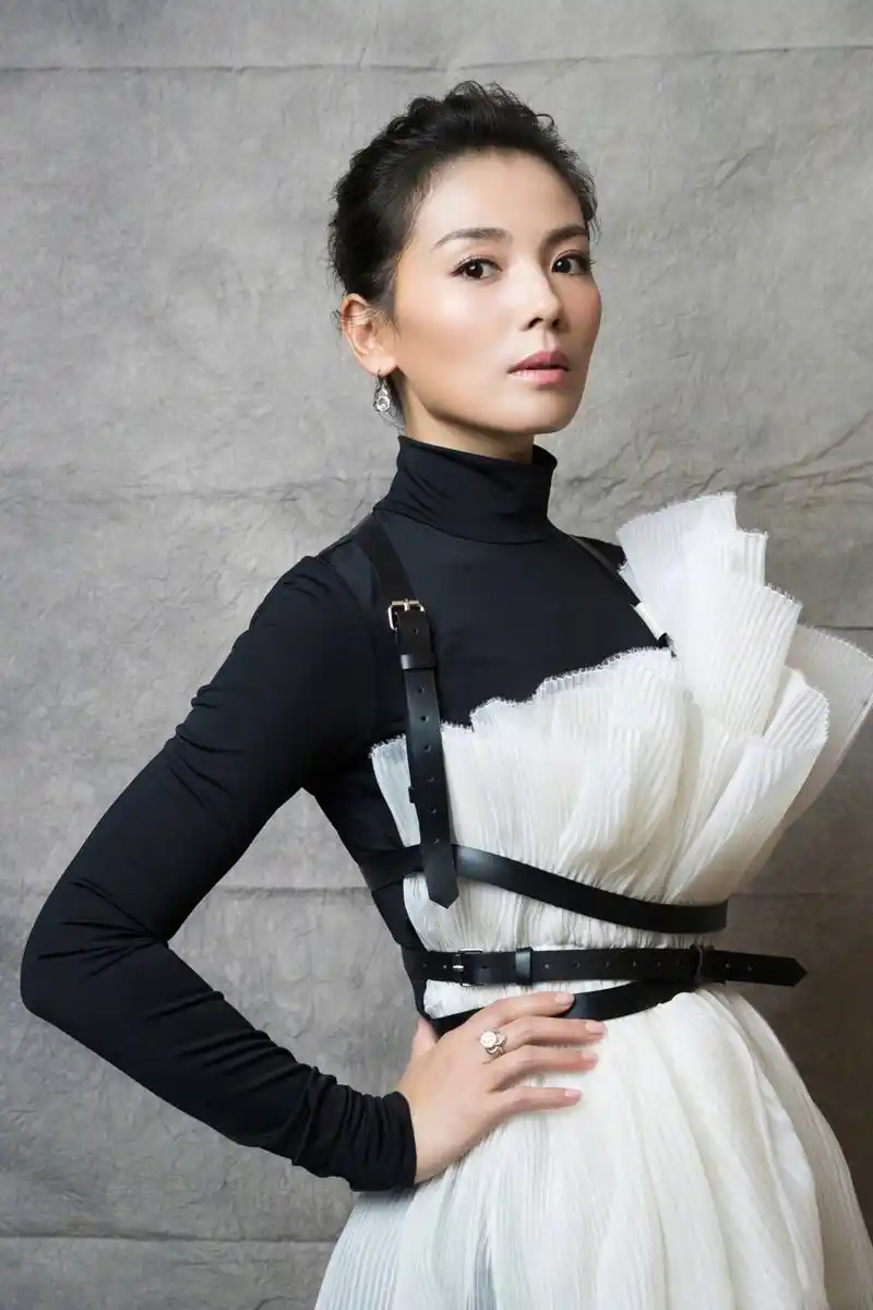 刘涛个性黑白连身裙写真图片