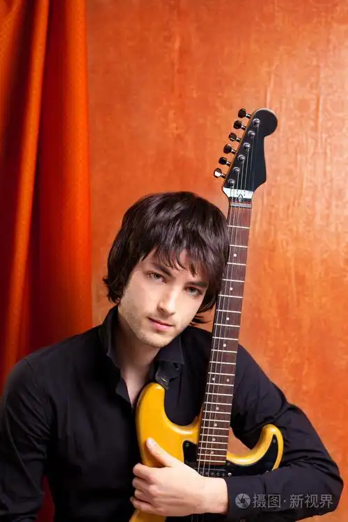 英国流行摇滚看起来年轻音乐家的吉他手