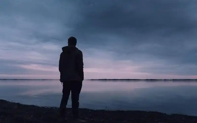 夜晚伤感男人的背影,高清壁纸,图片,时光记忆-回车桌面