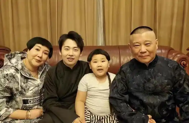 郭德纲携小儿子露面!