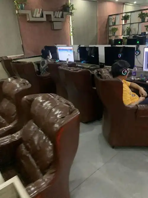 女考生高考没考好一直泡网吧知道原因后让人心酸朋友加油