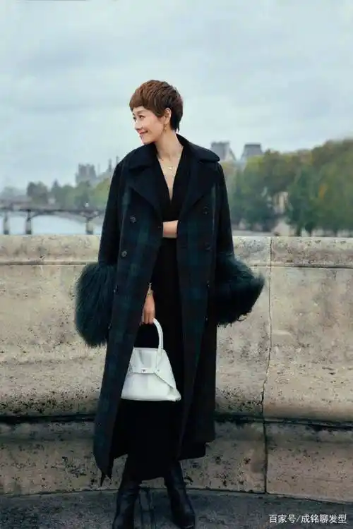 马伊琍巴黎拍穿搭大片,时尚感把握不输超模,越来越时尚了_款式_风衣