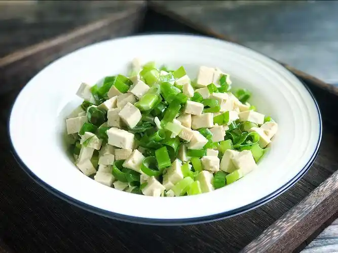 舌尖上的生活自己动手开火做饭小葱拌豆腐一清二白方便随意一人食