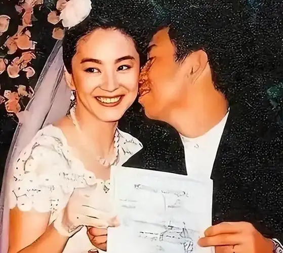 在美国,林青霞与一位名叫邢李10的华人相识,虽然他比林青霞年长