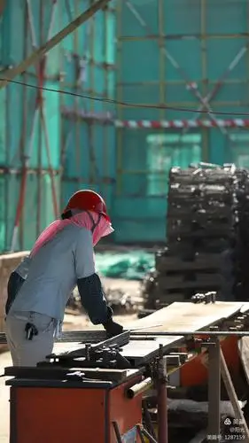 尤其是在建筑工地的女工们,在我心中她们很不平凡的,她们用勤劳的双手