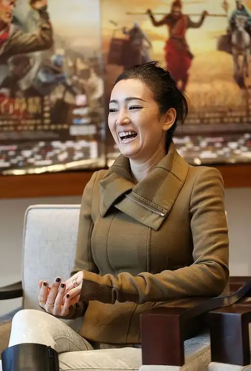 巩俐自然且自信纯素颜直面衰老不装满脸褶子却越看越舒服