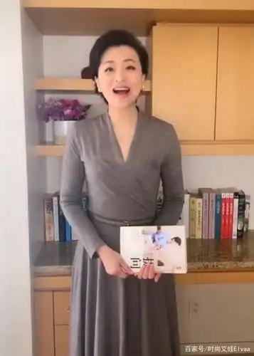 杨澜发福了,首次直播穿灰裙难掩丰满身材,水桶腰和肉手臂很抢镜