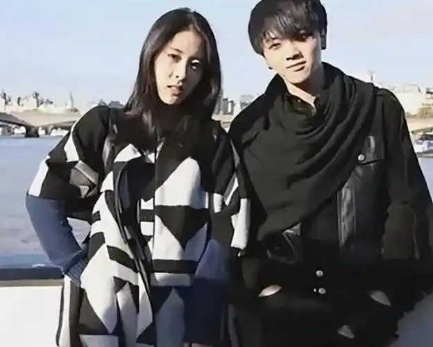 狗仔泄露了华晨宇当时与邓紫棋正在交往,得知张碧晨悄悄生了个孩子